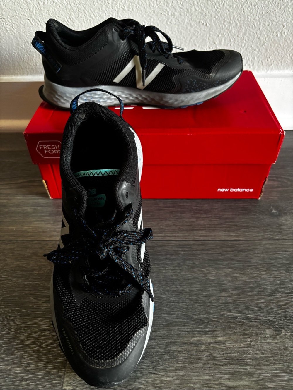 New Balance Women’s Black Athletic Running Shoes Blue Details
